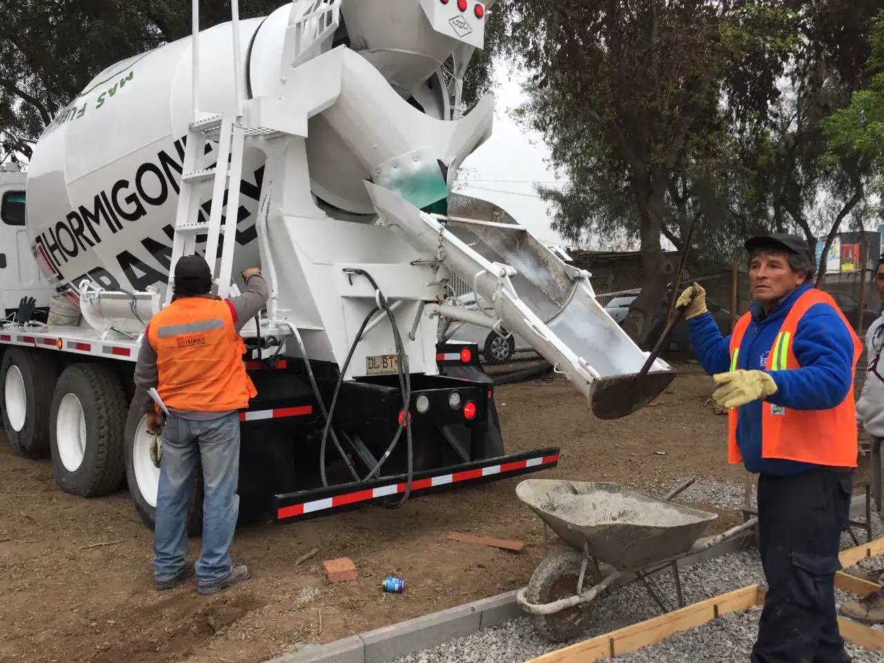 Cuadrilla de EDT recibiendo hormigón de un camión mixer en una obra
