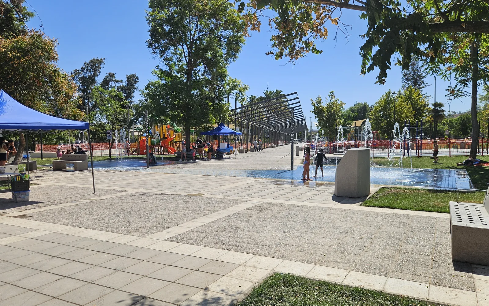 Vista general de la Plaza Cívica de Huechuraba con explanada, bancas y juegos
