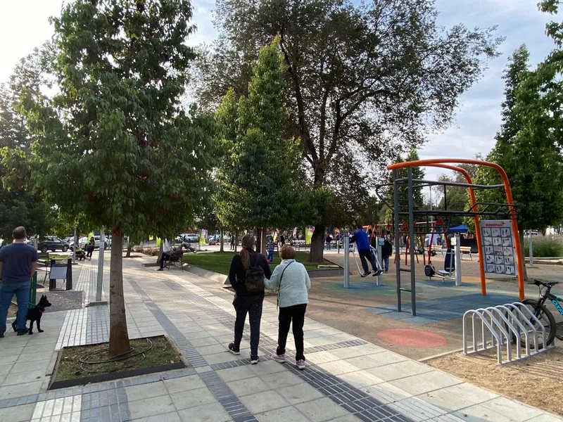 Máquinas de ejercicio y senderos accesibles de la Plaza Gabriela Mistral